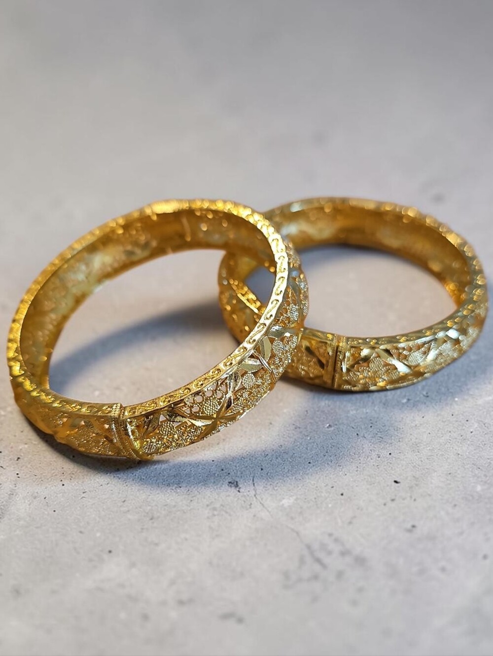 Sassified Boutique Nwt Elegant Gold Textured Women's Bangle Bracelet - Pair